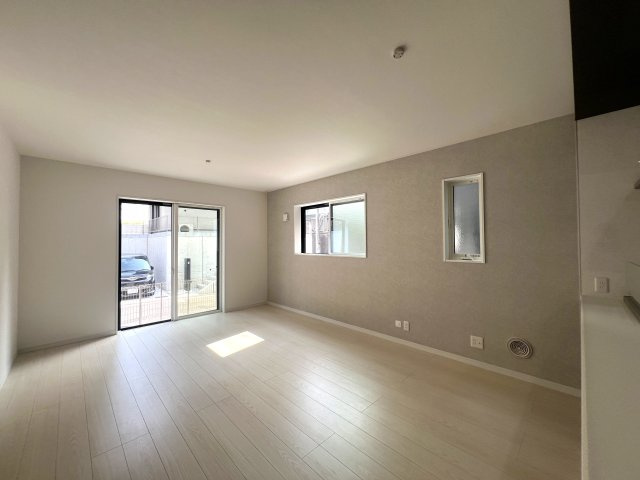 屋上バルコニー付◎家族で紡ぐ穏やかなプライベート空間♪好きな棟を選べるのは今だけ！な【戸塚区上矢部町新築戸建】の居間・リビング|こちらのリビングで趣味の時間をお楽しみください