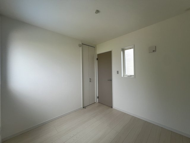 屋上バルコニー付◎家族で紡ぐ穏やかなプライベート空間♪好きな棟を選べるのは今だけ！な【戸塚区上矢部町新築戸建】の洋室|明るい洋室です