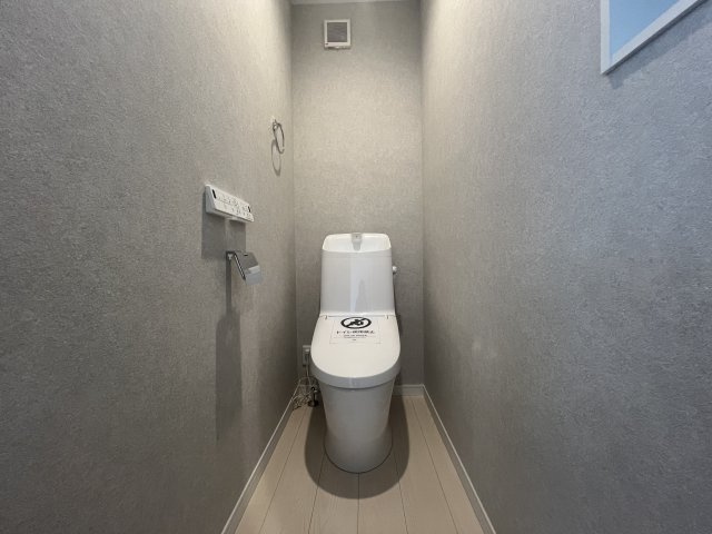屋上バルコニー付◎家族で紡ぐ穏やかなプライベート空間♪好きな棟を選べるのは今だけ！な【戸塚区上矢部町新築戸建】のトイレ|ゆったりとした空間のトイレです