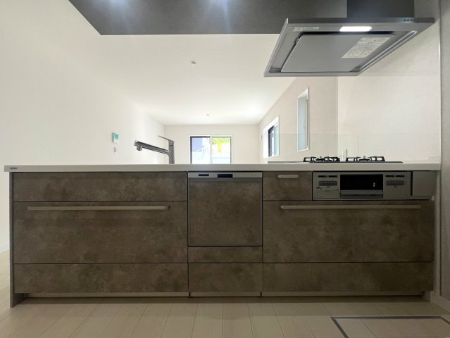 屋上バルコニー付◎家族で紡ぐ穏やかなプライベート空間♪好きな棟を選べるのは今だけ！な【戸塚区上矢部町新築戸建】のキッチン|キッチンでお料理をお楽しみください
