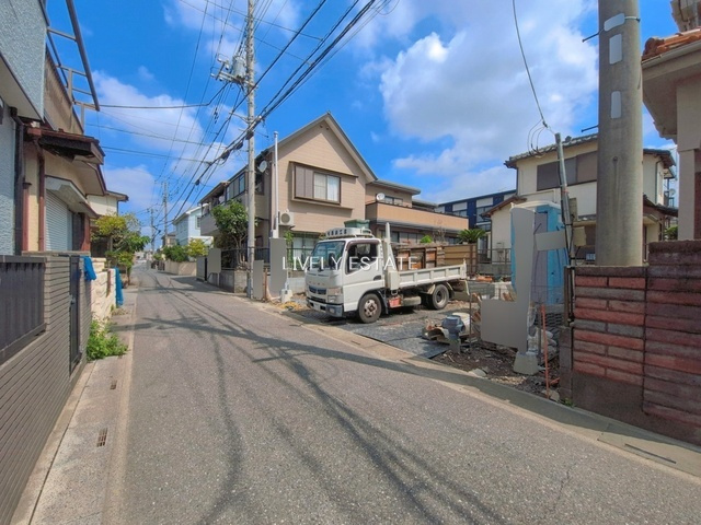 草加市弁天１丁目 新築分譲住宅の前面道路含む現地写真