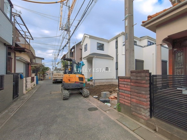 草加市弁天１丁目 新築分譲住宅の前面道路含む現地写真