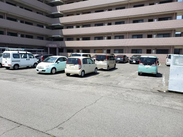 メゾンいしづちの駐車場