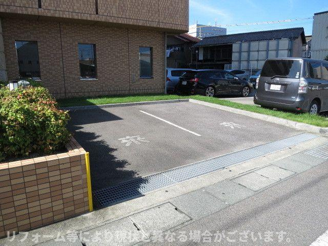 マリベール中須賀の駐車場