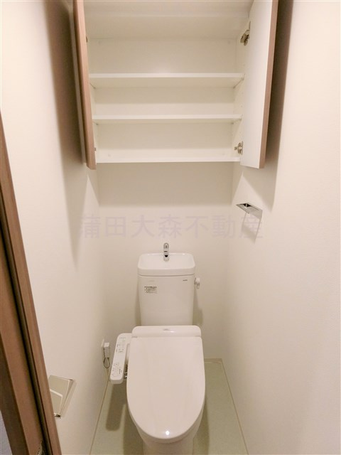 アーバンパーク東六郷Iのトイレ|棚収納と温水洗浄暖房便座付きのトイレ