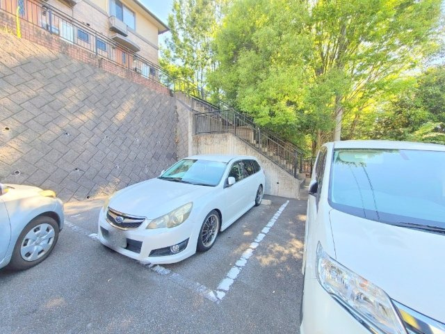ヴィラ東生駒の駐車場