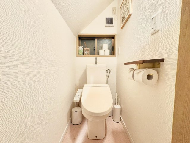 新宿区上落合2丁目　中古戸建のトイレ|毎日使用する場所は、換気も出来るよう窓も完備！

現地ご見学希望・資料請求などお気軽にお問い合わせ下さい！
03-5990-5201