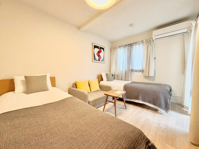 新宿区上落合2丁目　中古戸建の洋室|大きな窓からたっぷりと陽光が注がれる明るい居室。一日の疲れを癒し、時を忘れて過ごせる空間です！

現地ご見学希望・資料請求などお気軽にお問い合わせ下さい！
03-5990-5201