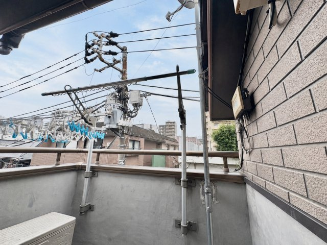 新宿区上落合2丁目　中古戸建のバルコニー|朝の澄んだ空気や、夕方の清々しい風を五感で感じられるバルコニー！

現地ご見学希望・資料請求などお気軽にお問い合わせ下さい！
03-5990-5201