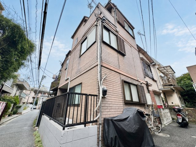 新宿区上落合2丁目　中古戸建の外観|レンガの外壁が気品と格調を演出する邸宅。

現地ご見学希望・資料請求などお気軽にお問い合わせ下さい！
03-5990-5201