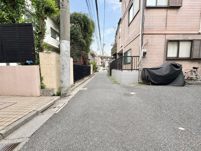 新宿区上落合2丁目　中古戸建の前面道路含む現地写真|家族の温もりを感じる陽だまりの住まい。

現地ご見学希望・資料請求などお気軽にお問い合わせ下さい！
03-5990-5201