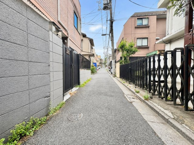 新宿区上落合2丁目　中古戸建の前面道路含む現地写真|自然と触れ合いやすらぎを感じる事ができる、理想的な子育て環境。

現地ご見学希望・資料請求などお気軽にお問い合わせ下さい！
03-5990-5201