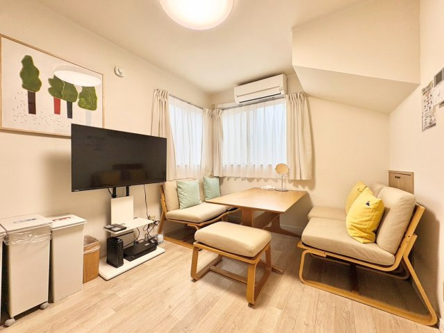 新宿区上落合2丁目　中古戸建の居間・リビング|ご家族が自然と集まり会話が弾む、笑顔を育む明るい居住空間です。

現地ご見学希望・資料請求などお気軽にお問い合わせ下さい！
03-5990-5201