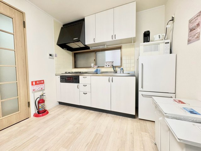 新宿区上落合2丁目　中古戸建のキッチン|清潔感のあるキッチンです。使い勝手の良いキッチンで効率よくお料理ができます！

現地ご見学希望・資料請求などお気軽にお問い合わせ下さい！
03-5990-5201