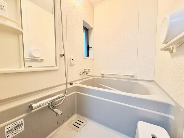 新宿区上落合2丁目　中古戸建の浴室|追い焚き機能付きのため、帰りが遅くなった日にも温かい湯船に浸かって疲れを癒すことができます。

現地ご見学希望・資料請求などお気軽にお問い合わせ下さい！
03-5990-5201