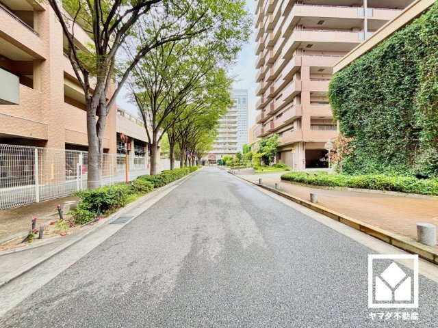 ルネセントラルタワーの周辺|敷地内に駐輪場・バイク置き場を設置（駐輪場：月額200円、バイク置き場：月額2,000円）。駐輪場の出入り口にはドアも備えています。