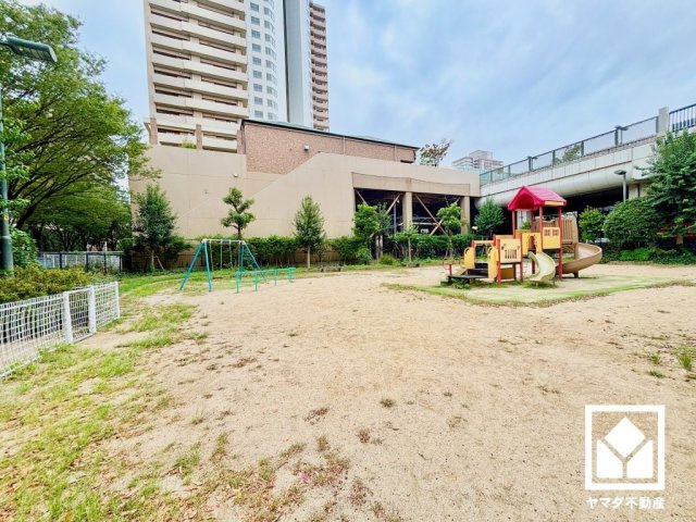 ルネセントラルタワーの周辺|すべり台やブランコを備えた「西大物公園」まで徒歩2分（約96m）。天気の良い日や隙間時間に気軽に利用できて、お子様が遊び疲れて寝てしまってもすぐに家へ帰れる距離感です。