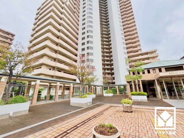 ルネセントラルタワーの外観|尼崎城のふもとに広がる「尼崎城址公園」まで徒歩4分（約300m）。園内にはお城をモチーフにした大型複合遊具や芝生の広場などを備えており、お子様がアクティブに遊べる環境で、子育て世帯の方にもお勧めです。