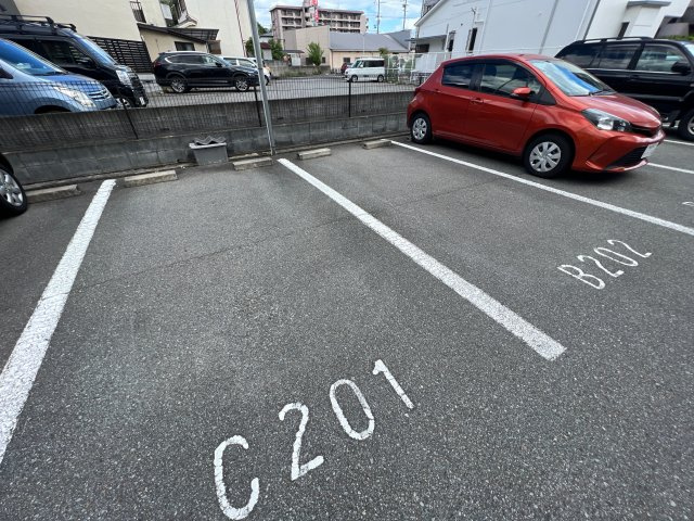 シャーメゾン今宿Bの駐車場