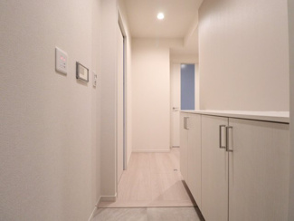 【玄関】 | ザ・タワー大阪 | 【玄関】白を基調とした明るく綺麗な玄関です☆