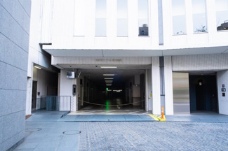 【駐車場】 | ザ・タワー大阪 | 【敷地内駐車場】エントランスのすぐ横には総台数331台の駐車場を完備。平面式駐車場もございます。