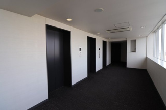 【その他共用部分】 | ザ・タワー大阪 | 【エレベーターホール（居住フロア）】モノトーンで統一されたモードな内装！空調完備で常時快適です！