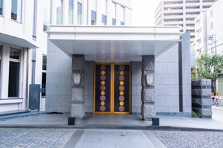  | ザ・タワー大阪 | 【エントランスアプローチ】重厚なしつらえで構成された、レジデンスの入口です。誇り高い存在感！