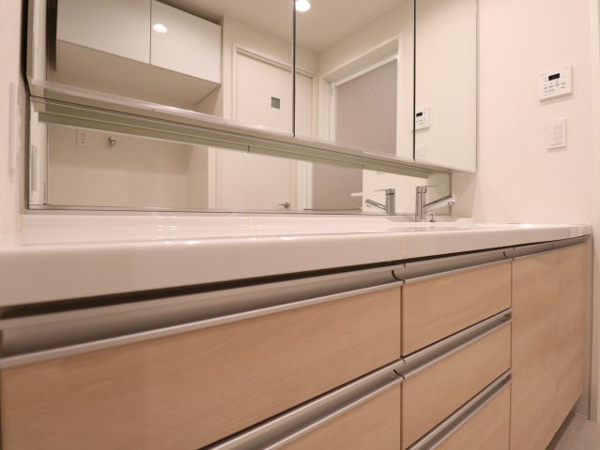 【独立洗面台】 | 【独立洗面台】三面鏡裏収納でたっぷり収納でき洗面台を綺麗に保てます◎
