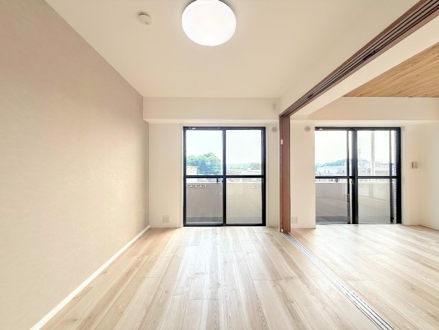 ロワレール日限山ファーストの洋室|◆室内はいつも明るい印象なので気持ちの良い朝を迎えられます。各部屋にはクローゼットを完備しており、収納が多いお家はすっきりして快適空間です。