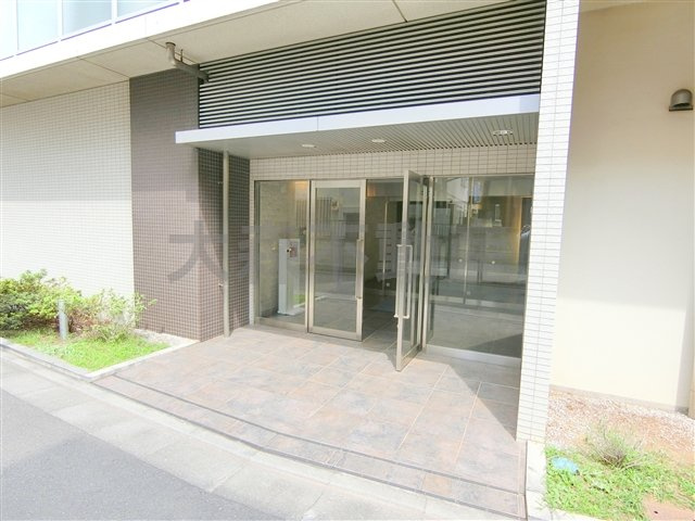 レジディア大森東のエントランス