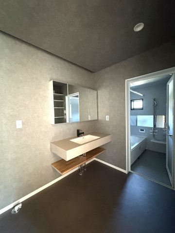 Designers House鎌倉ー69坪超のゆったりとした敷地の独立洗面台