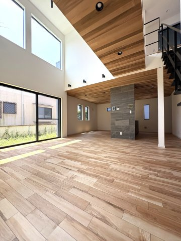 Designers House鎌倉ー69坪超のゆったりとした敷地の居間・リビング