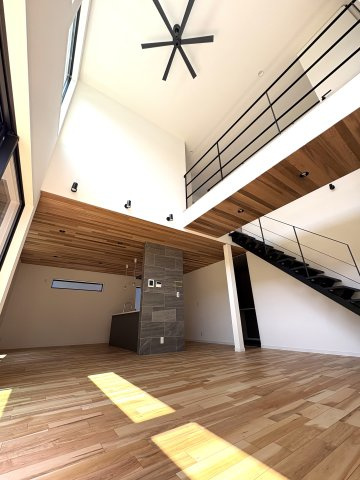 Designers House鎌倉ー69坪超のゆったりとした敷地の居間・リビング