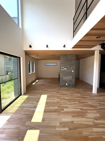 Designers House鎌倉ー69坪超のゆったりとした敷地の居間・リビング