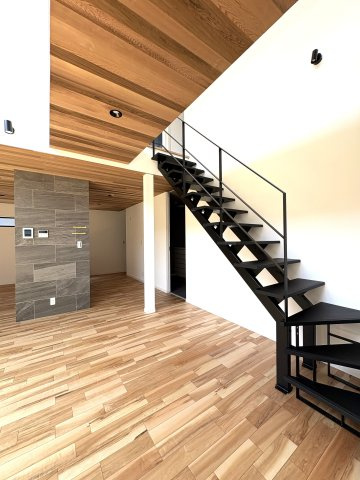 Designers House鎌倉ー69坪超のゆったりとした敷地の居間・リビング