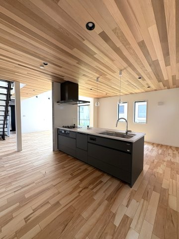 Designers House鎌倉ー69坪超のゆったりとした敷地のキッチン