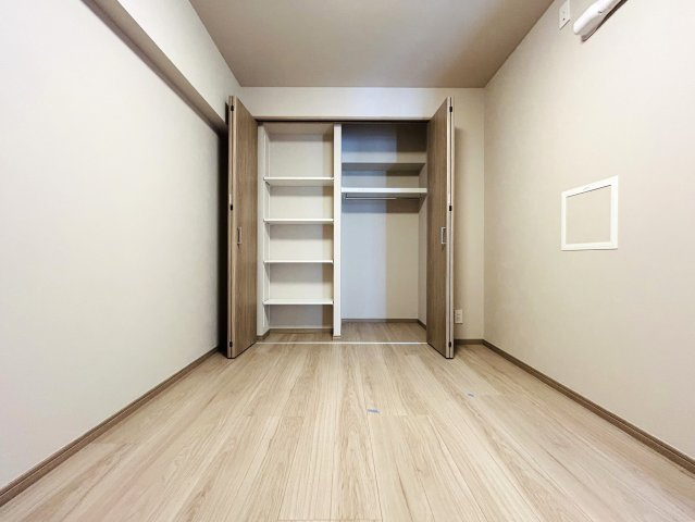 周辺に飲食店も多く、ホームセンターもある◎星川駅までも歩ける◎名前もチュロスみたいで可愛い♪てことは住む人も可愛い（？）『シュロス星川』リフォームの洋室|洋室です