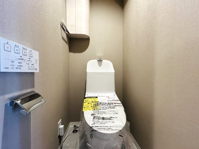 周辺に飲食店も多く、ホームセンターもある◎星川駅までも歩ける◎名前もチュロスみたいで可愛い♪てことは住む人も可愛い（？）『シュロス星川』リフォームのトイレ|ゆったりとした空間のトイレです