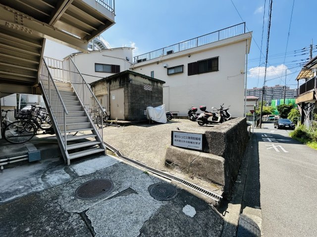 周辺に飲食店も多く、ホームセンターもある◎星川駅までも歩ける◎名前もチュロスみたいで可愛い♪てことは住む人も可愛い（？）『シュロス星川』リフォームの駐車場|駐車スペースもあります