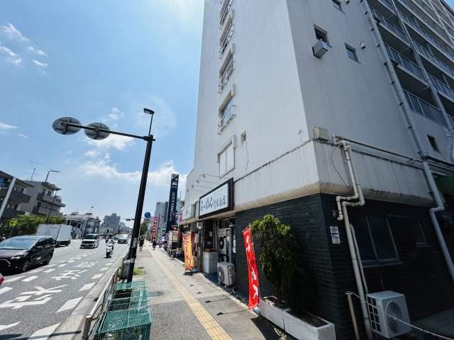 周辺に飲食店も多く、ホームセンターもある◎星川駅までも歩ける◎名前もチュロスみたいで可愛い♪てことは住む人も可愛い（？）『シュロス星川』リフォームの外観|おしゃれな外観です