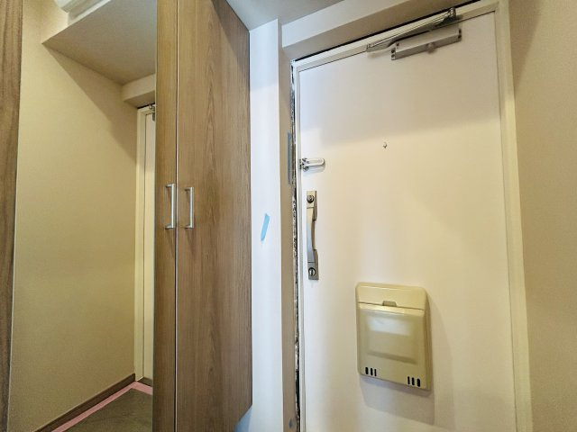周辺に飲食店も多く、ホームセンターもある◎星川駅までも歩ける◎名前もチュロスみたいで可愛い♪てことは住む人も可愛い（？）『シュロス星川』リフォームの玄関|シンプルで使いやすい玄関です