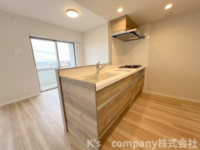 ◎茅ヶ崎市西久保　グランドビュー茅ヶ崎のキッチン|キッチン後方には収納棚や冷蔵庫スペースがあります◇