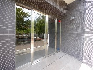 ラグジュアリーアパートメント横浜黄金町のエントランス
