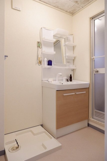 コートヴィレッジの洗面所|他住戸の写真。家具・雑貨等は撮影用に設置されたものです。