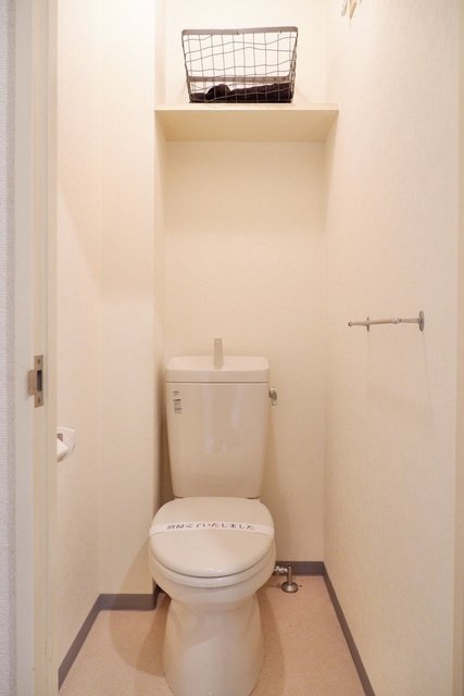 コートヴィレッジのトイレ|他住戸の写真。家具・雑貨等は撮影用に設置されたものです。