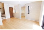 【居間・リビング】 | ふじみ野市亀久保　新築一戸建住宅　限定1棟（ふじみ野店） | キッチンからリビングを見渡せる造りになっており、コミュニケーションがとりやすい空間。リビング階段は、家族の顔を見る機会が増えます。