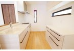 【キッチン】 | ふじみ野市亀久保　新築一戸建住宅　限定1棟（ふじみ野店） | キッチンスペースは広く、収納も豊富。食器洗乾燥機・浄水器付きの便利なシステムキッチン。