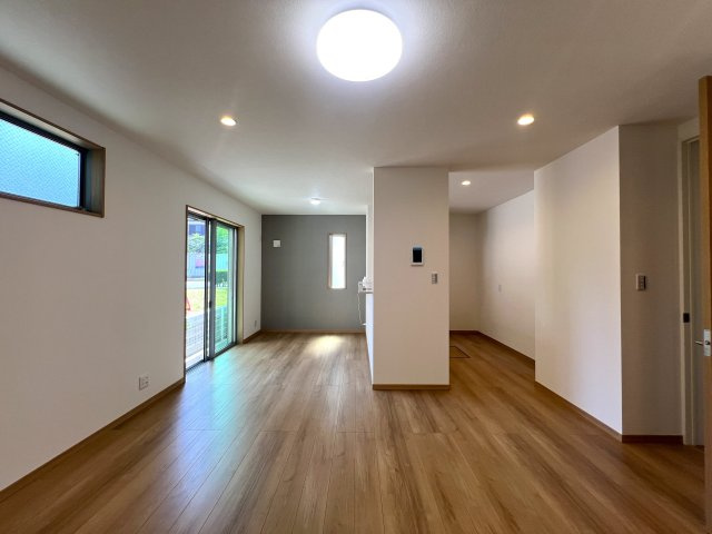 バス便とはいえ２路線利用できてバス停まで１分♪駐車場は２台分が当たり前だのクラッカー！！外観で魅せつつも内部もシッカリで、きっとアナタも虜になる！！それが、『戸塚区深谷町』新築戸建の居間・リビング|使いやすい居間です