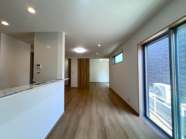 バス便とはいえ２路線利用できてバス停まで１分♪駐車場は２台分が当たり前だのクラッカー！！外観で魅せつつも内部もシッカリで、きっとアナタも虜になる！！それが、『戸塚区深谷町』新築戸建の居間・リビング|ゆったりとしたリビングです