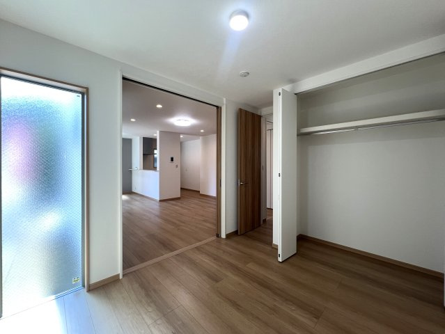 バス便とはいえ２路線利用できてバス停まで１分♪駐車場は２台分が当たり前だのクラッカー！！外観で魅せつつも内部もシッカリで、きっとアナタも虜になる！！それが、『戸塚区深谷町』新築戸建の洋室|スタンダードな洋室です